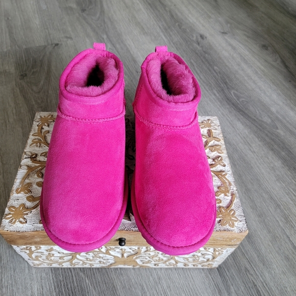 UGG Ultra Mini Suede Boot - Picture 3 of 8